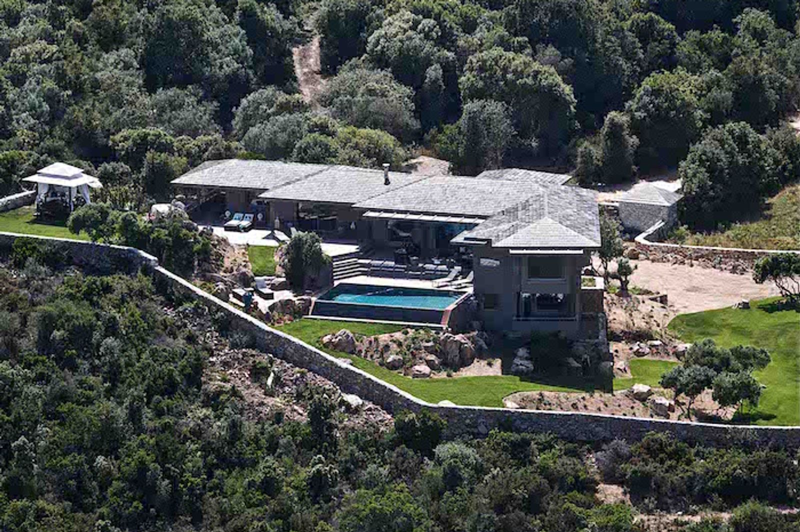 Stunning villa for rent in Sperone, South Corsica