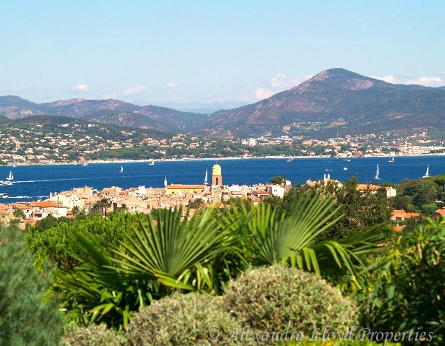 A lovely property overlooking the village of Saint Tropez 4