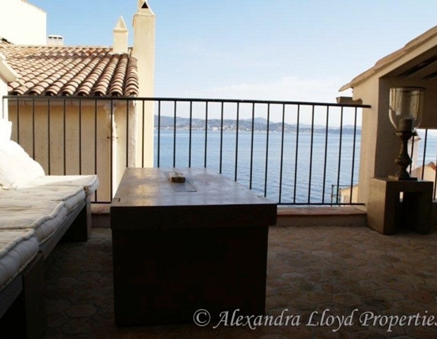 Located in the heart of Saint Tropez village 1