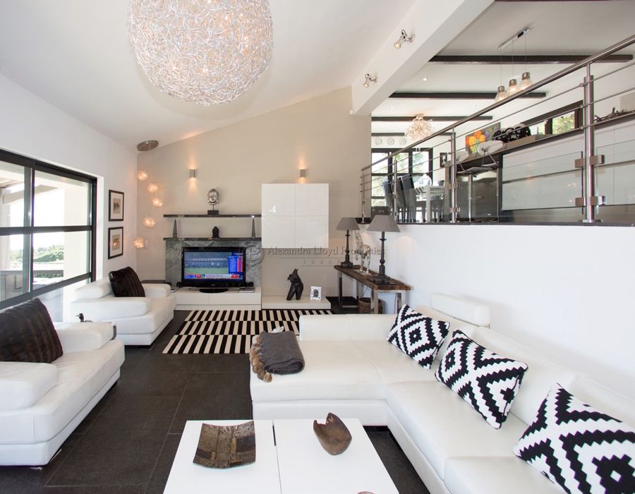 Overlooking Saint Tropez, a tastefully designed property in Beauvallon 5