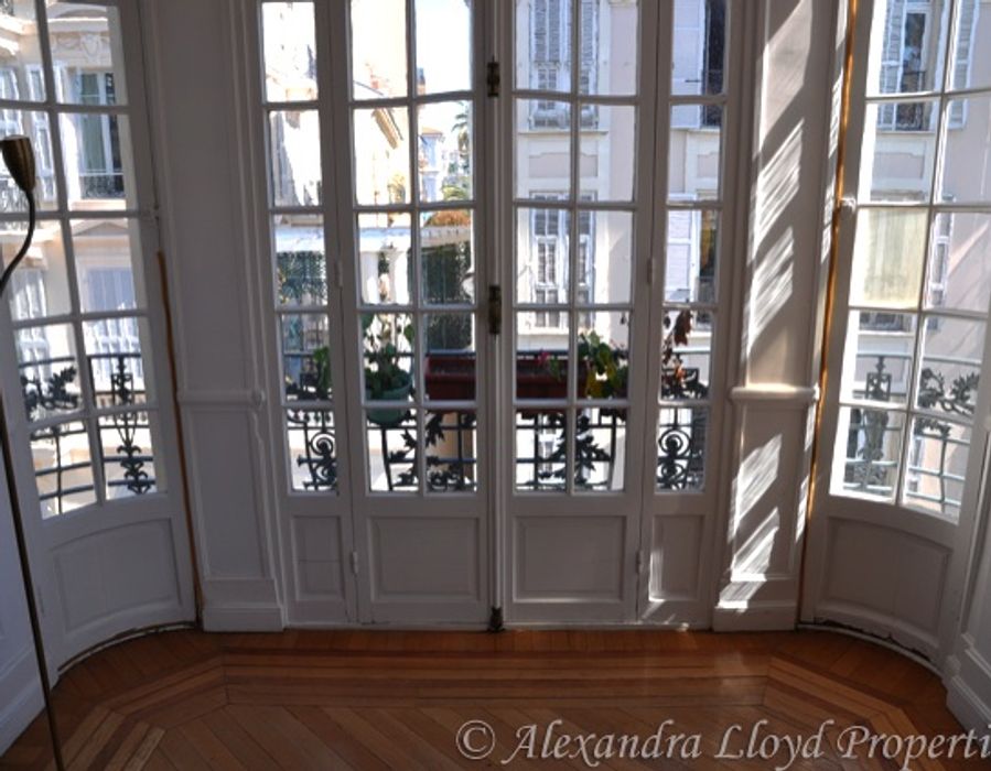 Luxurious apartment in the heart of Nice city centre. 2