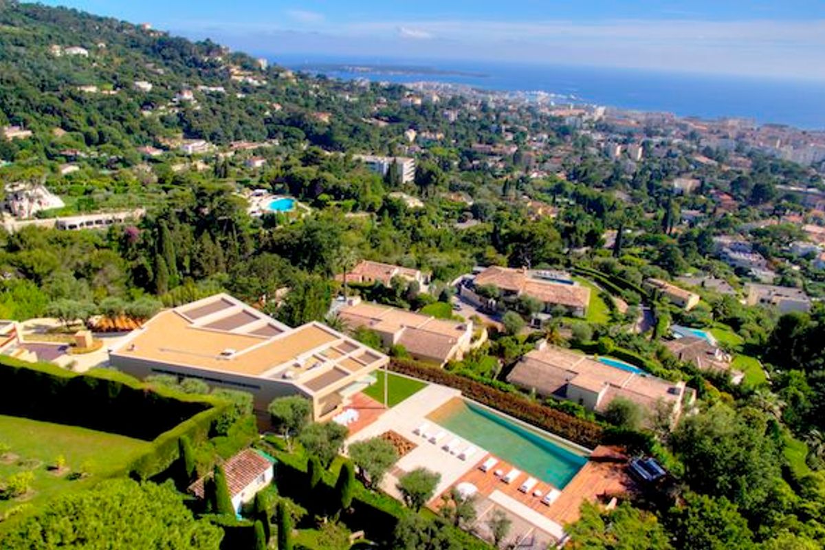 An impressive, ultra modern villa for rent in Cannes
