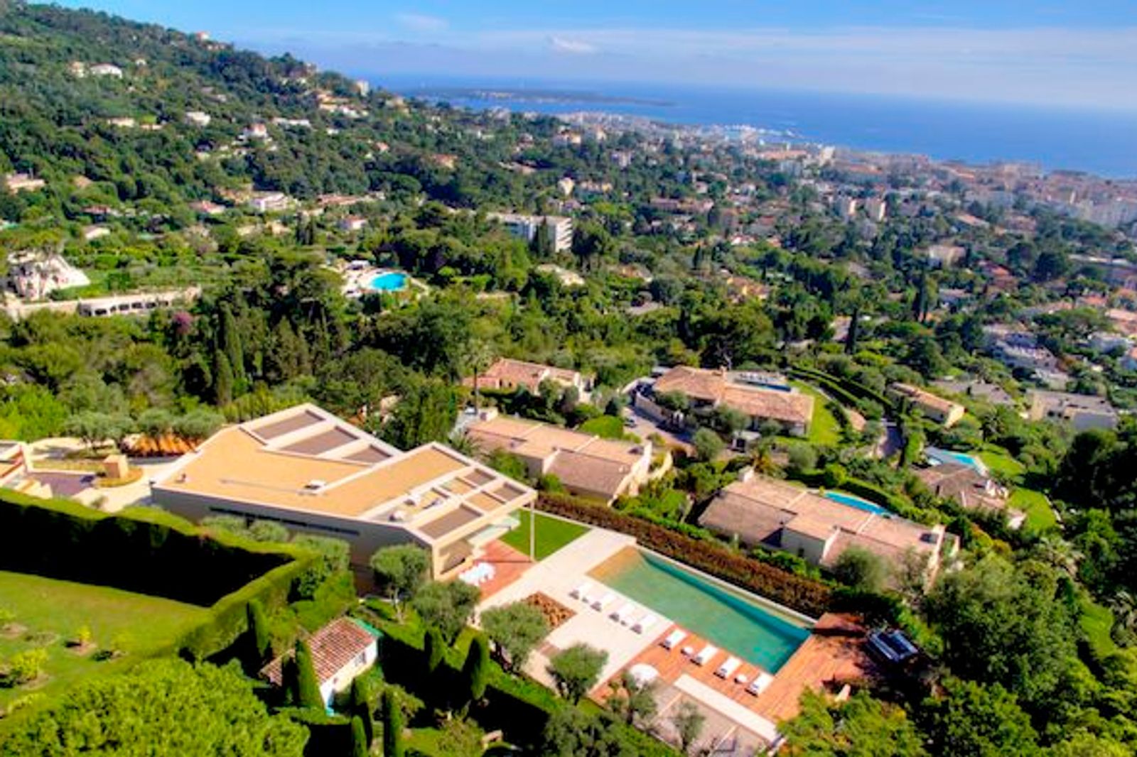 An impressive, ultra modern villa for rent in Cannes