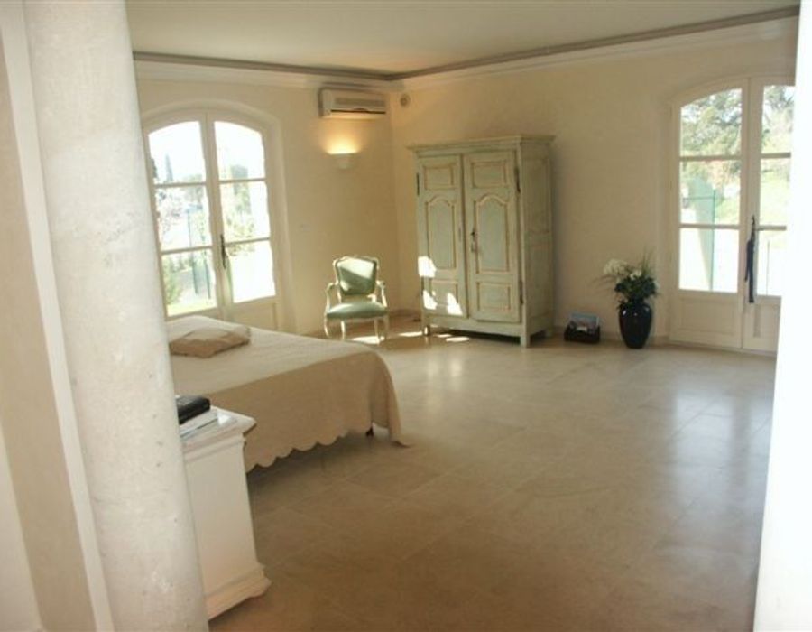 A well positioned property close to Saint Tropez village and beaches 5
