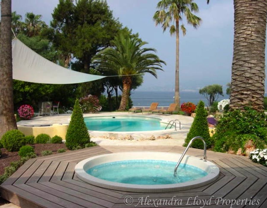 Amazing modern villa with stunning views on the Cap d'Antibes. 5