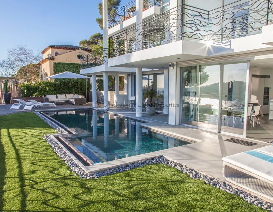 A newly built contemporary villa overlooking Saint Jean Cap Ferrat 3