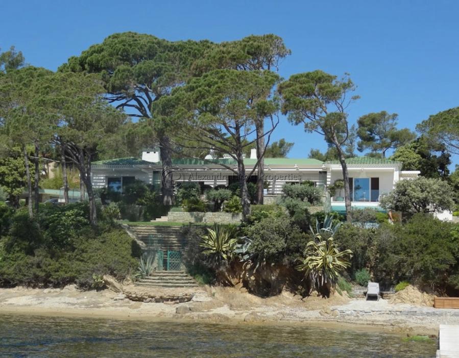 An amazing waterfront house across the bay from Saint Tropez 1