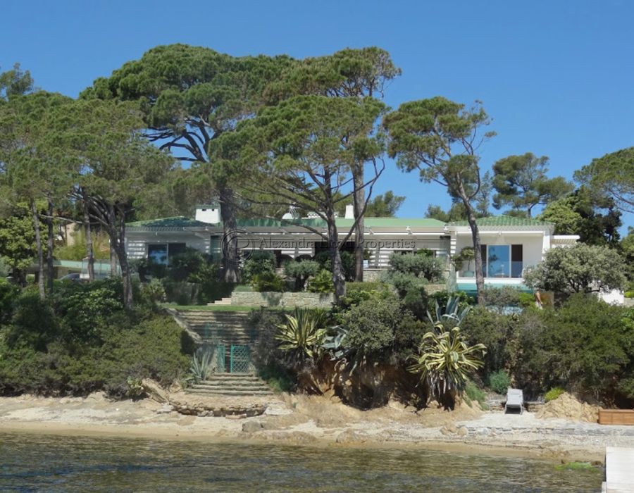 An amazing waterfront house across the bay from Saint Tropez 1