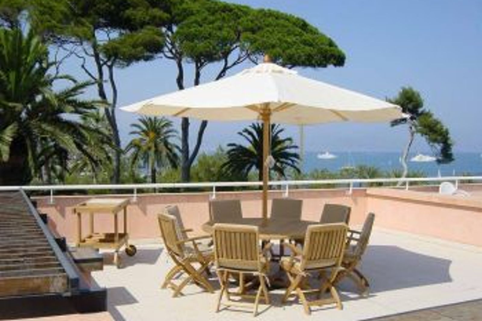 Lovely two bedroomed apartment on the Cap d'Antibes
