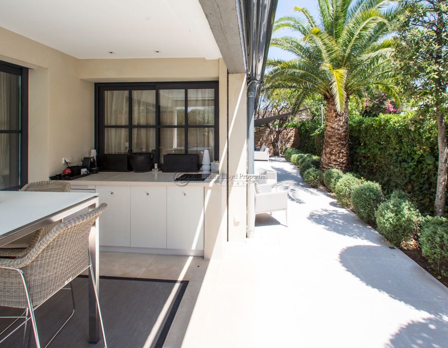 Elegant contemporary town house, in the heart of Saint Tropez 6