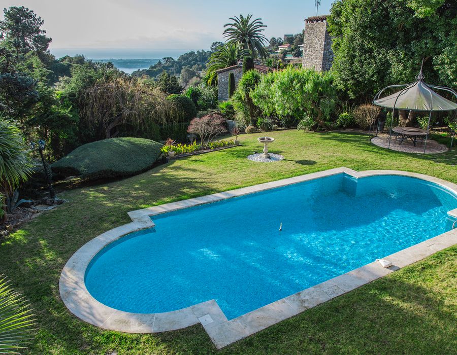 A perfect location, wonderful views and a beautiful house in Super Cannes 2