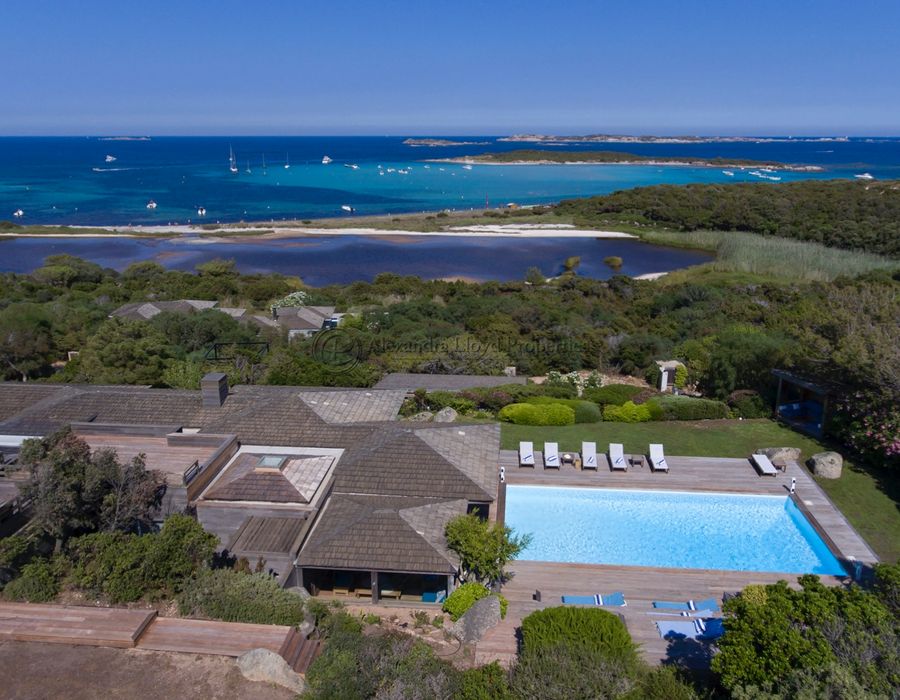 An amazing location and a fabulous house located inside the Domaine de Sperone 2