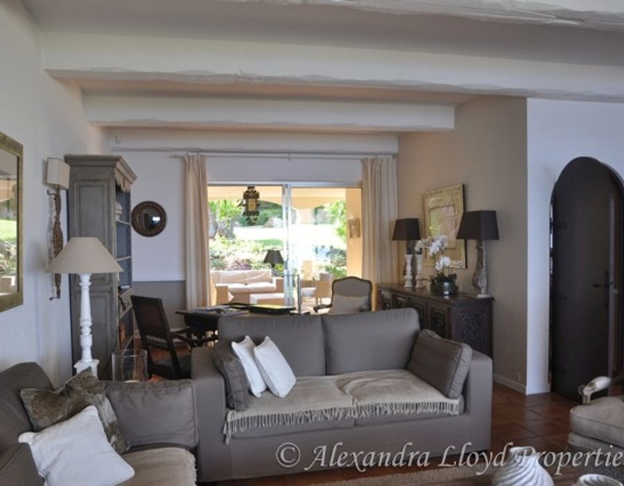 A charming Provencal property with a modern interior, well positioned 2