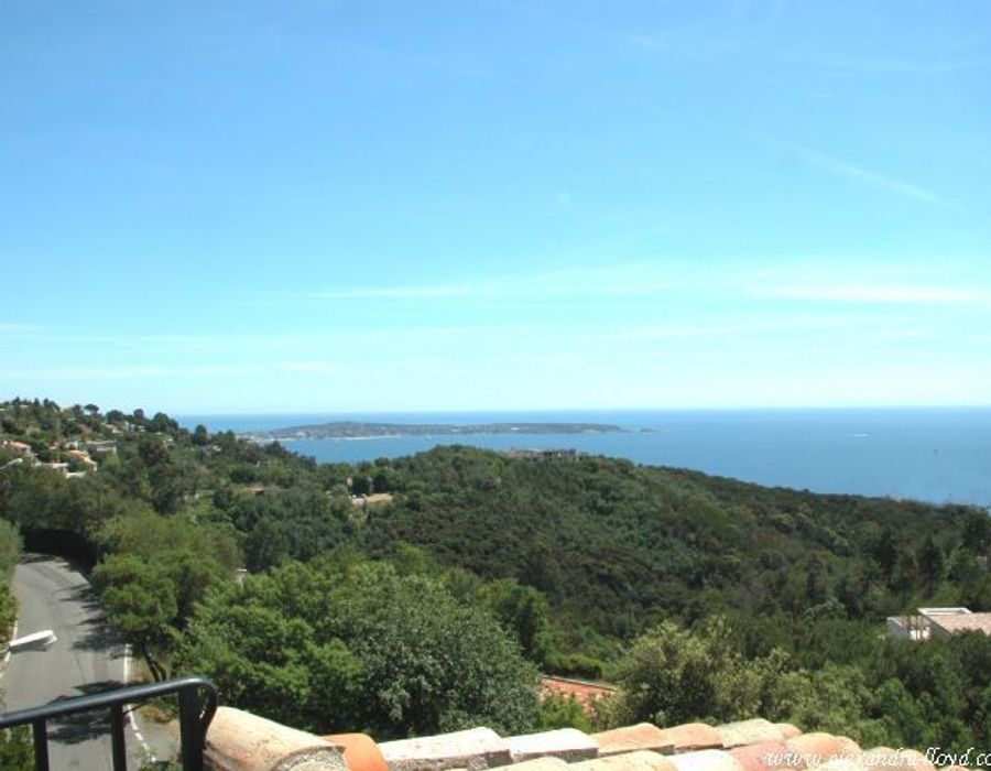Stunning Provencal property located in the prestigious Super Cannes 1