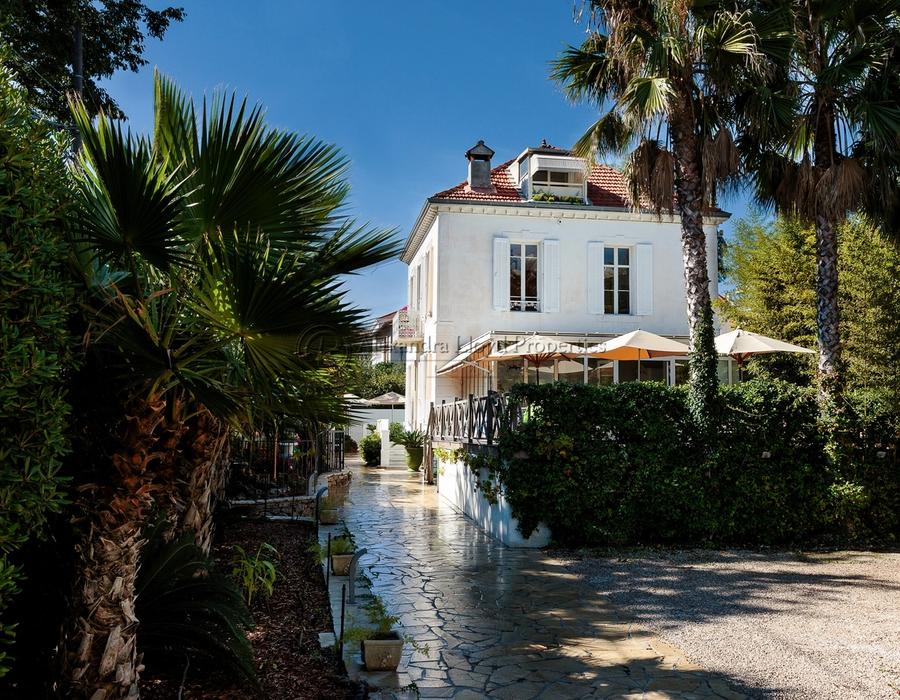 A Wonderful Art Deco Villa Located on Cap d’Antibes 4