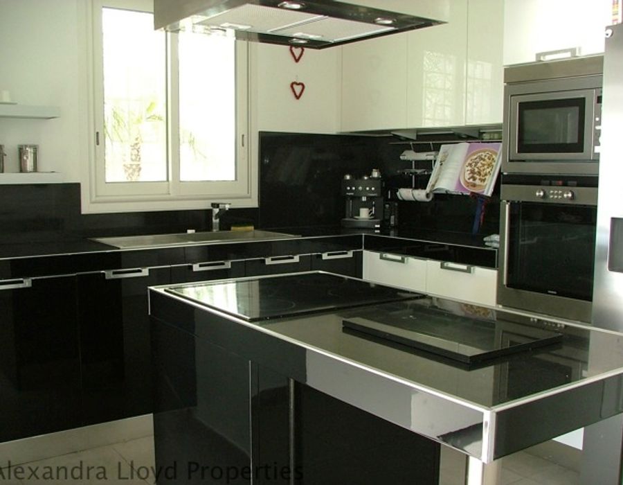 NEW! Three bedroom fully renovated villa in Eze bord de mer. 6