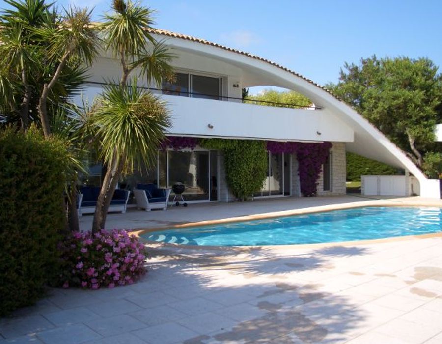 Luxurious villa in the prestigious Super Cannes with 180° sea views 4