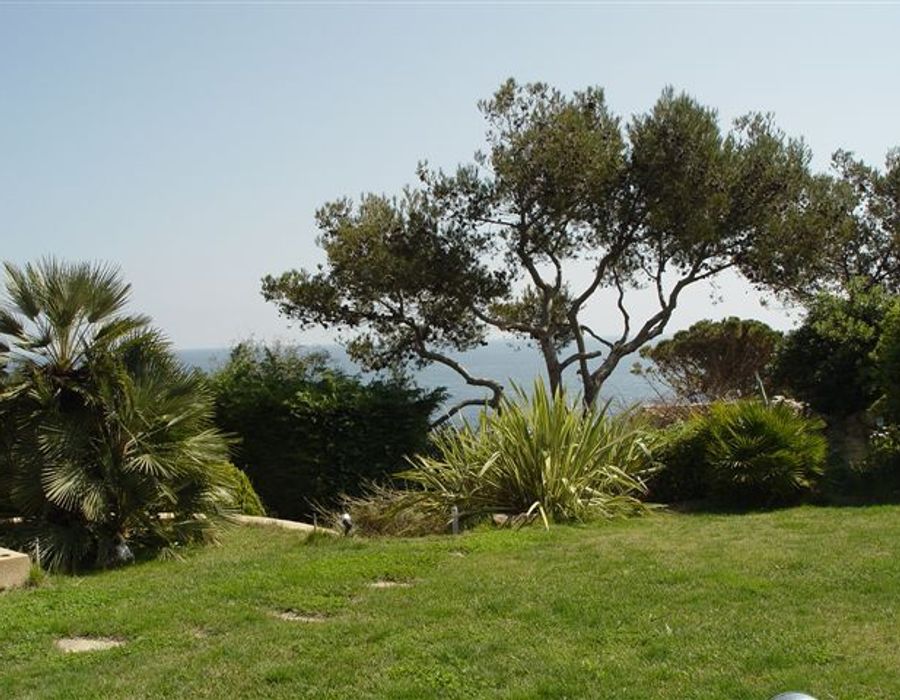 Located in a secured private domain in La Quessine 4