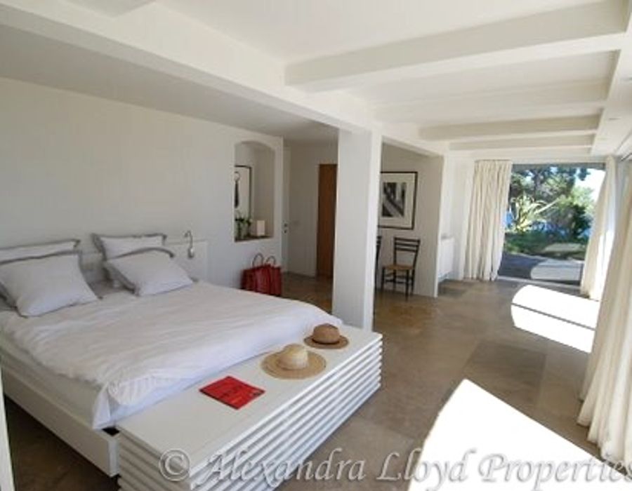 Stunning waters edge property in Lavandou 6