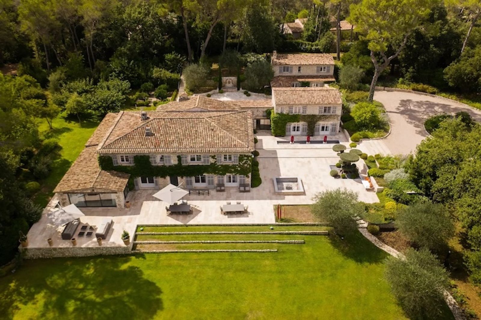 An exceptional 9 bedroom property located in a gated domaine in Valbonne