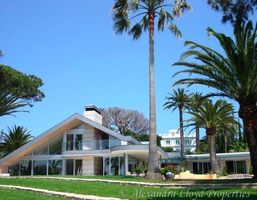 Amazing modern villa with stunning views on the Cap d'Antibes. 3