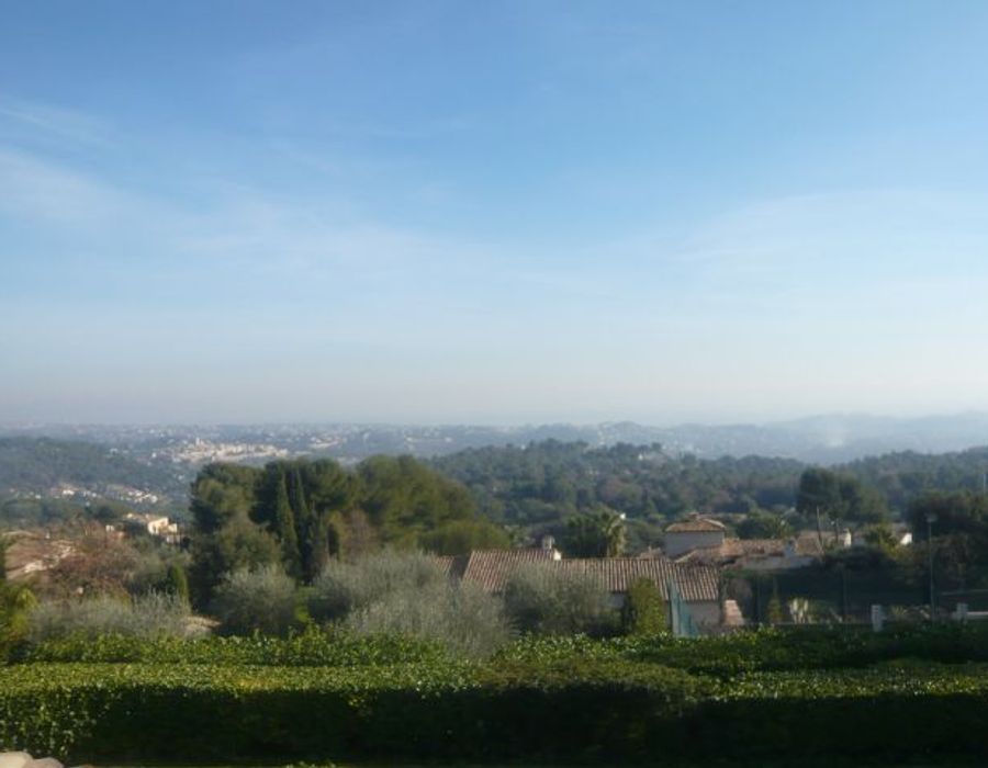 A charming Provencal style property located in Les Hauts de St Paul 3