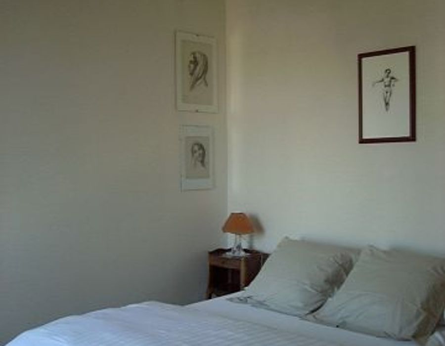 Located in the Park Louisa, a quiet neighborhood overlooking the port 2