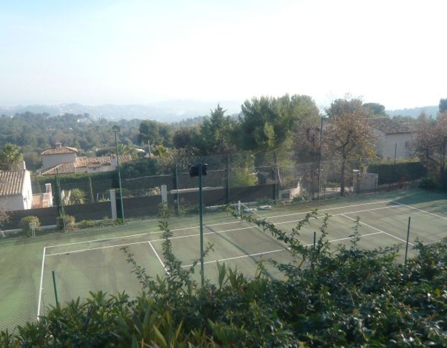 A charming Provencal style property located in Les Hauts de St Paul 6