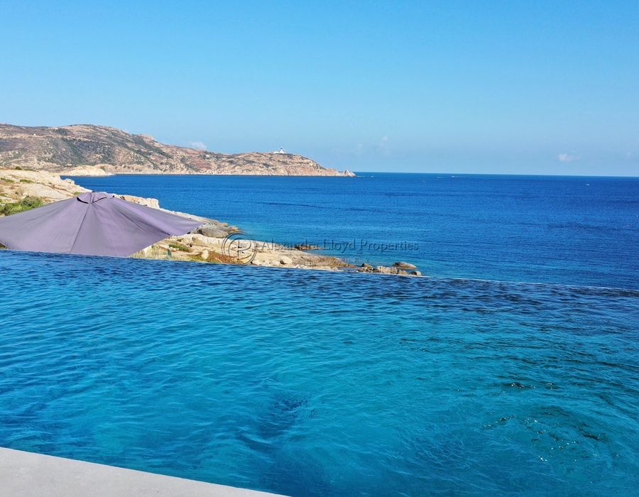 Contemporary villa located on the waterfront in Calvi 3
