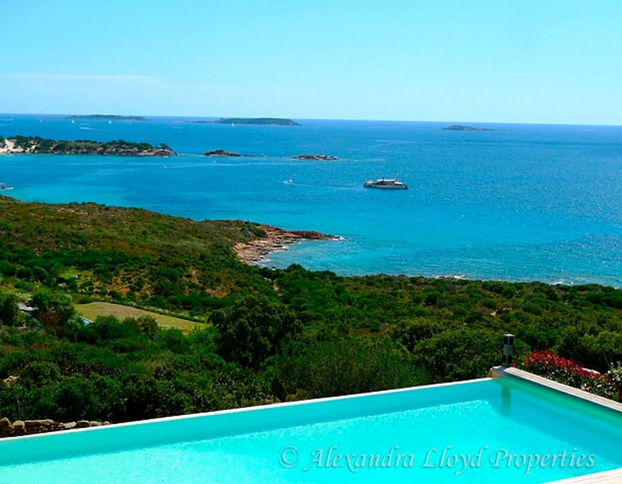 Situated in a private domain in Porto Vecchio, splendid sea views 4