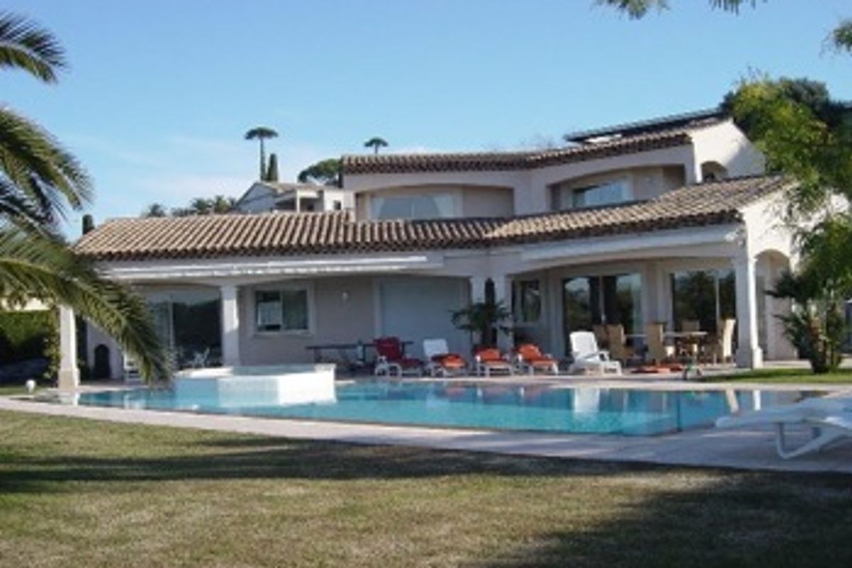 Neo Provencal villa on the West side of Cap d'Antibes