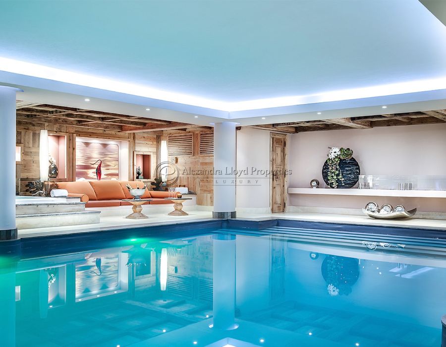 An eight bedroom luxury chalet for rent in Courchevel 1850 4
