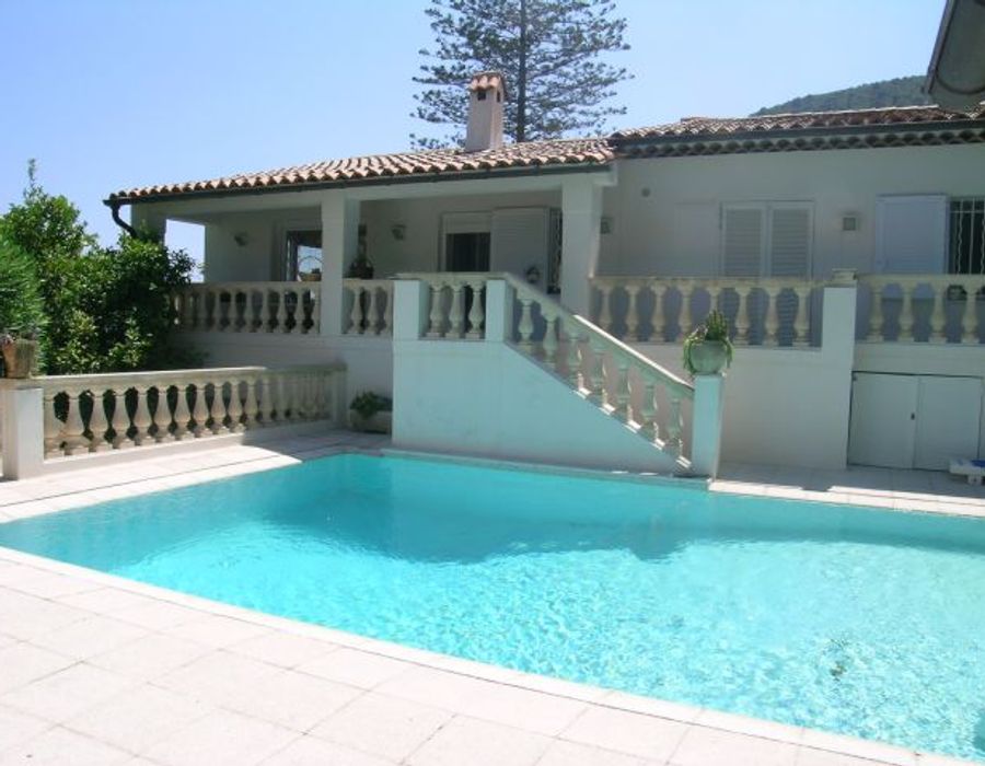 A pretty villa located in Eze bord de mer 4