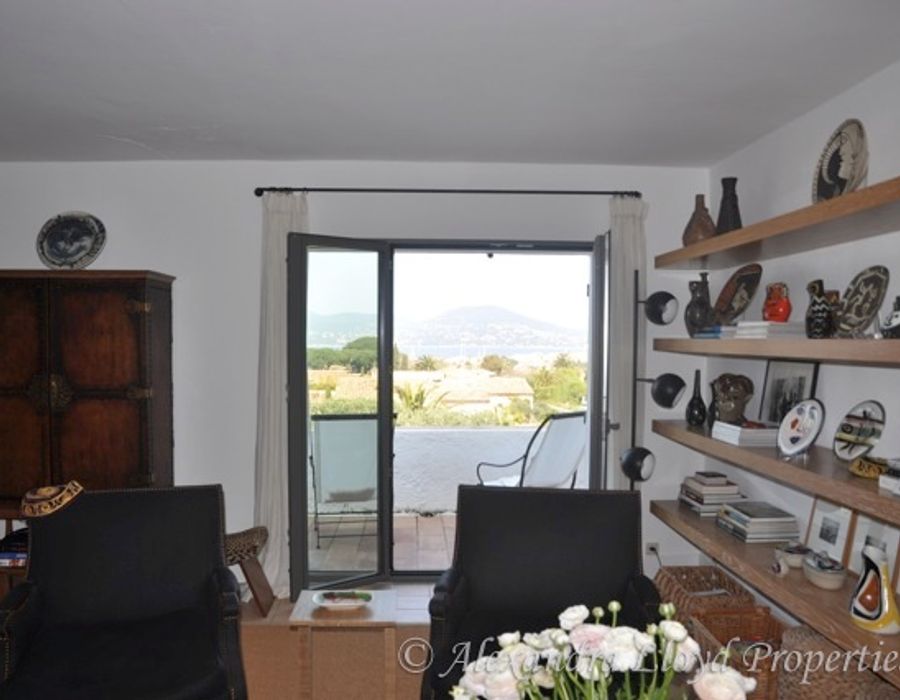 A very cute house located in the private domain of la Belle Isnarde, walking distance to the centre of Saint Tropez 3