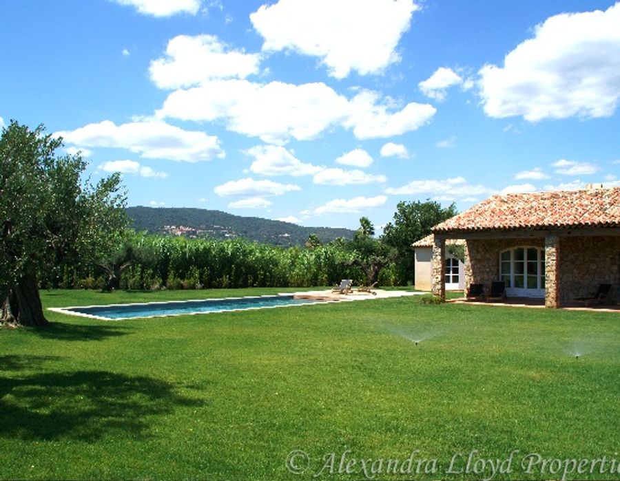 A lovely property surrounded by vineyards in Ramatuelle 2