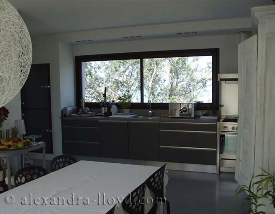 Modern villa located in Calvi, just a walk away from the sea. 4