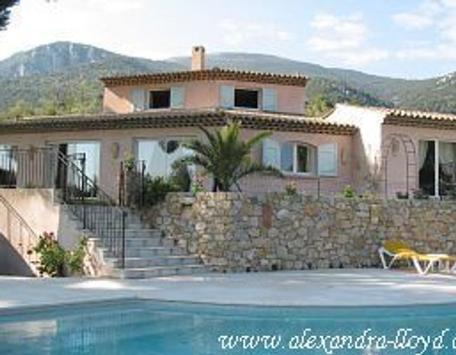 Provencal villa with delightful views over the sea and countryside 4