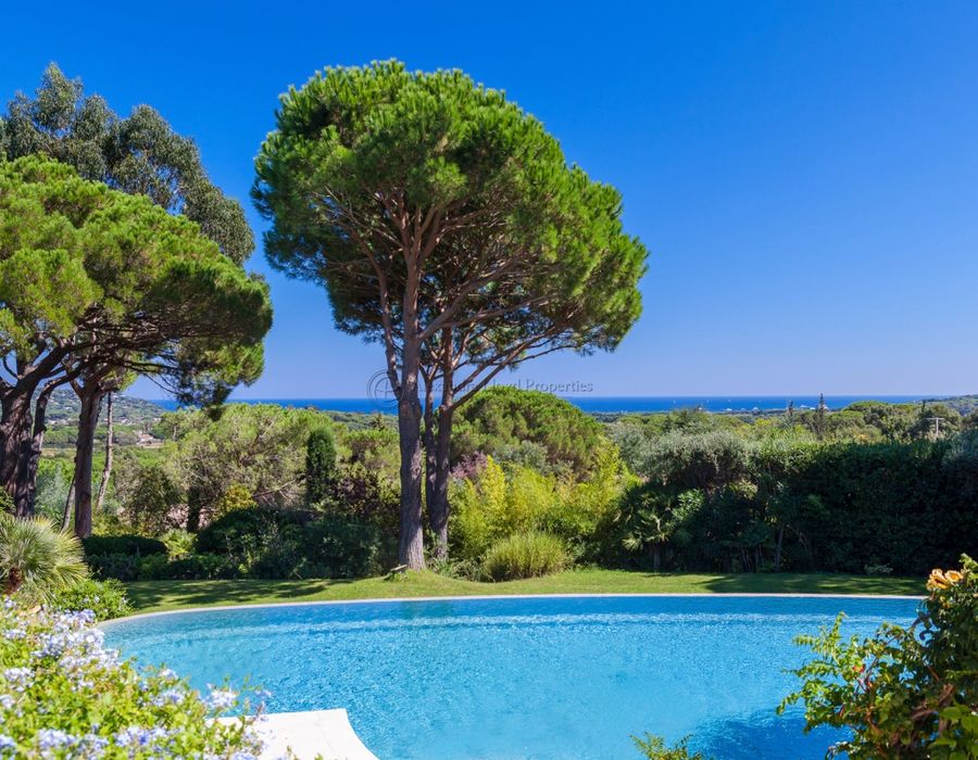 Fantastic property with sea views over the bay of Pampelonne 2