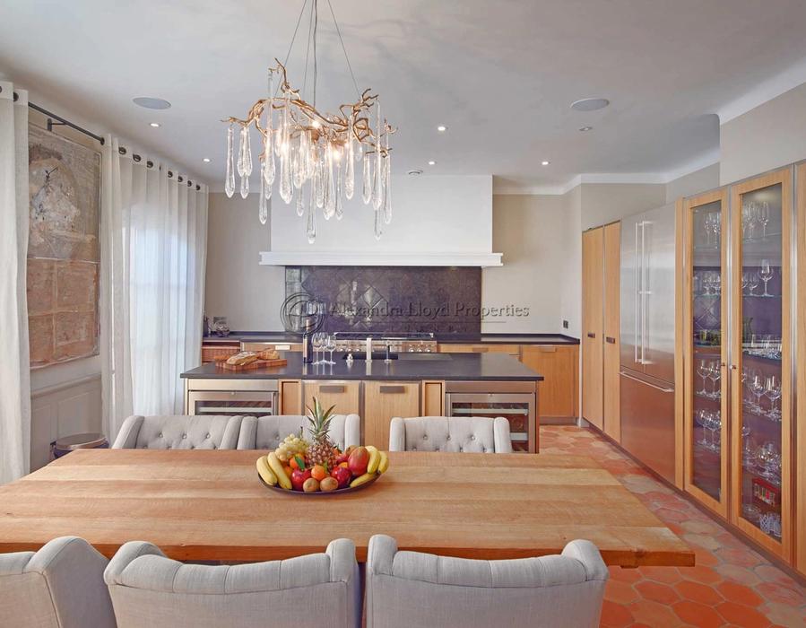 A stunning newly built Neo Provencal style property in La Moutte 3