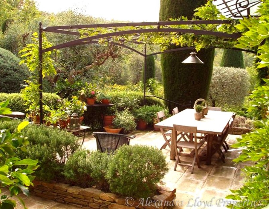 A lovely Bastide, camped on a south facing slope, overlooking the Maures. 1