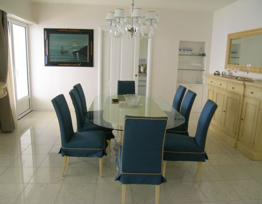 A wonderful modern style property with amazing sea views 4