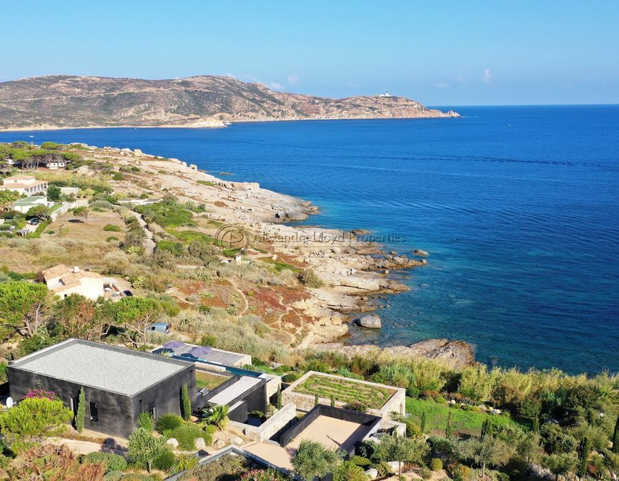 Contemporary villa located on the waterfront in Calvi 2