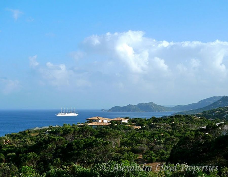 Situated in a private domain in Porto Vecchio, splendid sea views 1