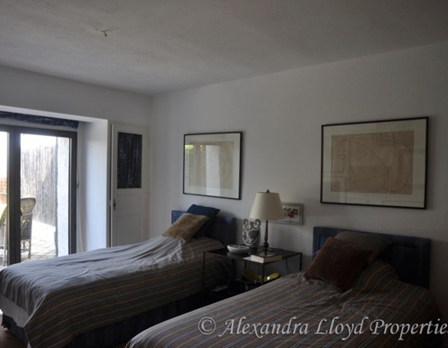 A very cute house located in the private domain of la Belle Isnarde, walking distance to the centre of Saint Tropez 4