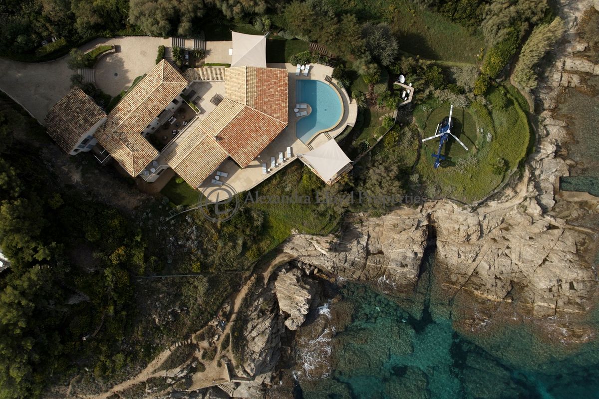 Waterfront villa with helipad in Les Parcs de Saint-Tropez