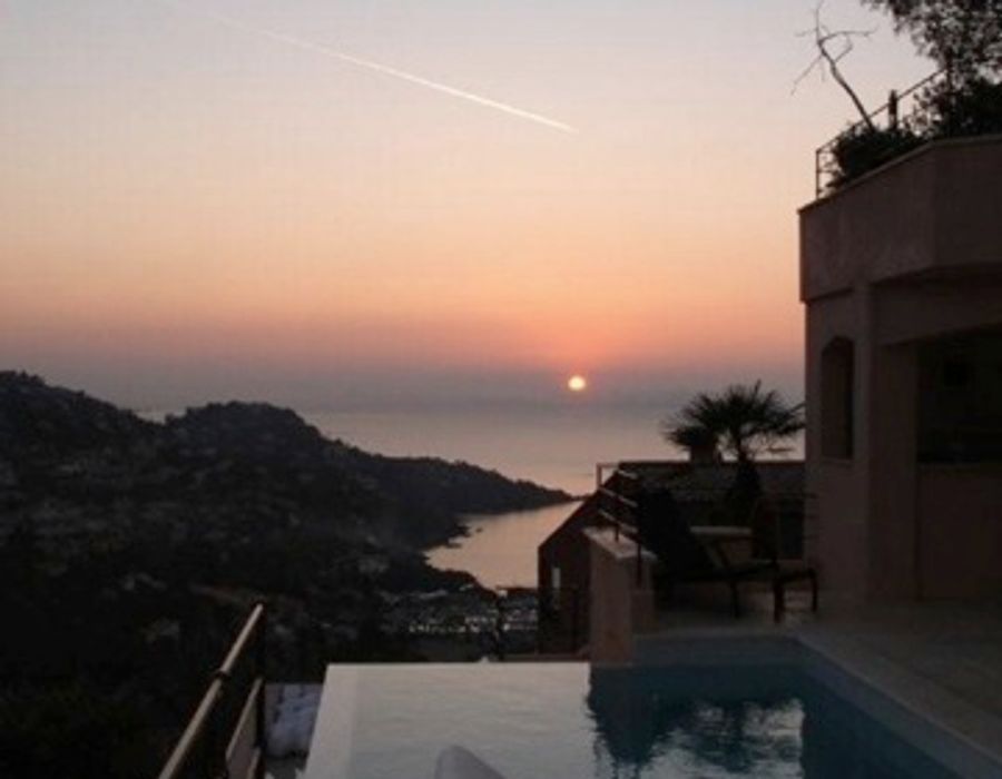 Located in the hills of Le Trayas, overlooking the Port de la Figueret 2