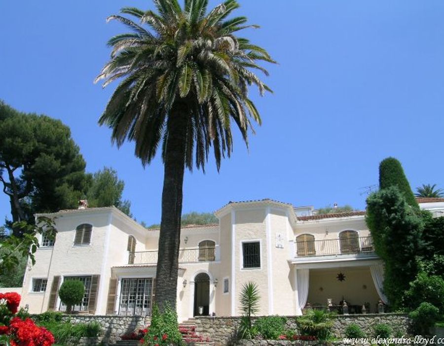 A substantial and elegant period villa on the Cap d'Antibes 3