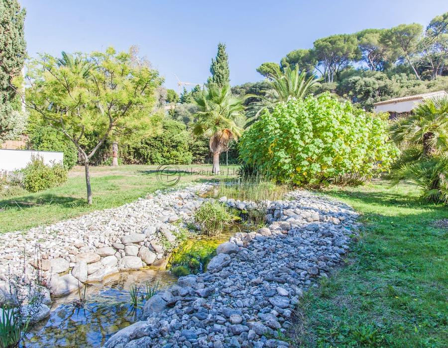 Located opposite Salis beach on the Cap d'Antibes  4