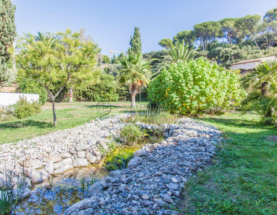 Located opposite Salis beach on the Cap d'Antibes 4