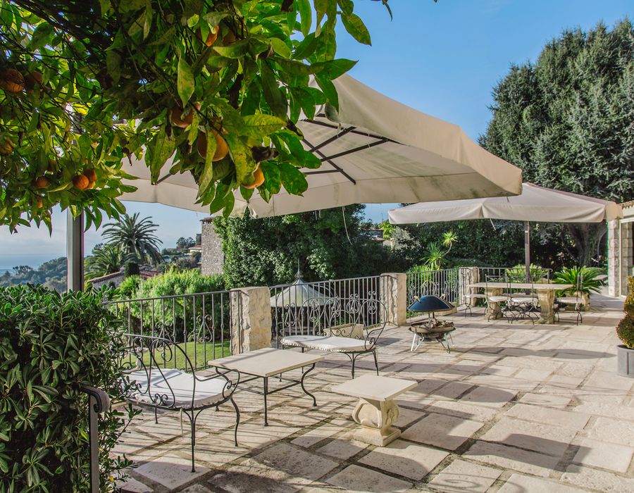 A perfect location, wonderful views and a beautiful house in Super Cannes 3